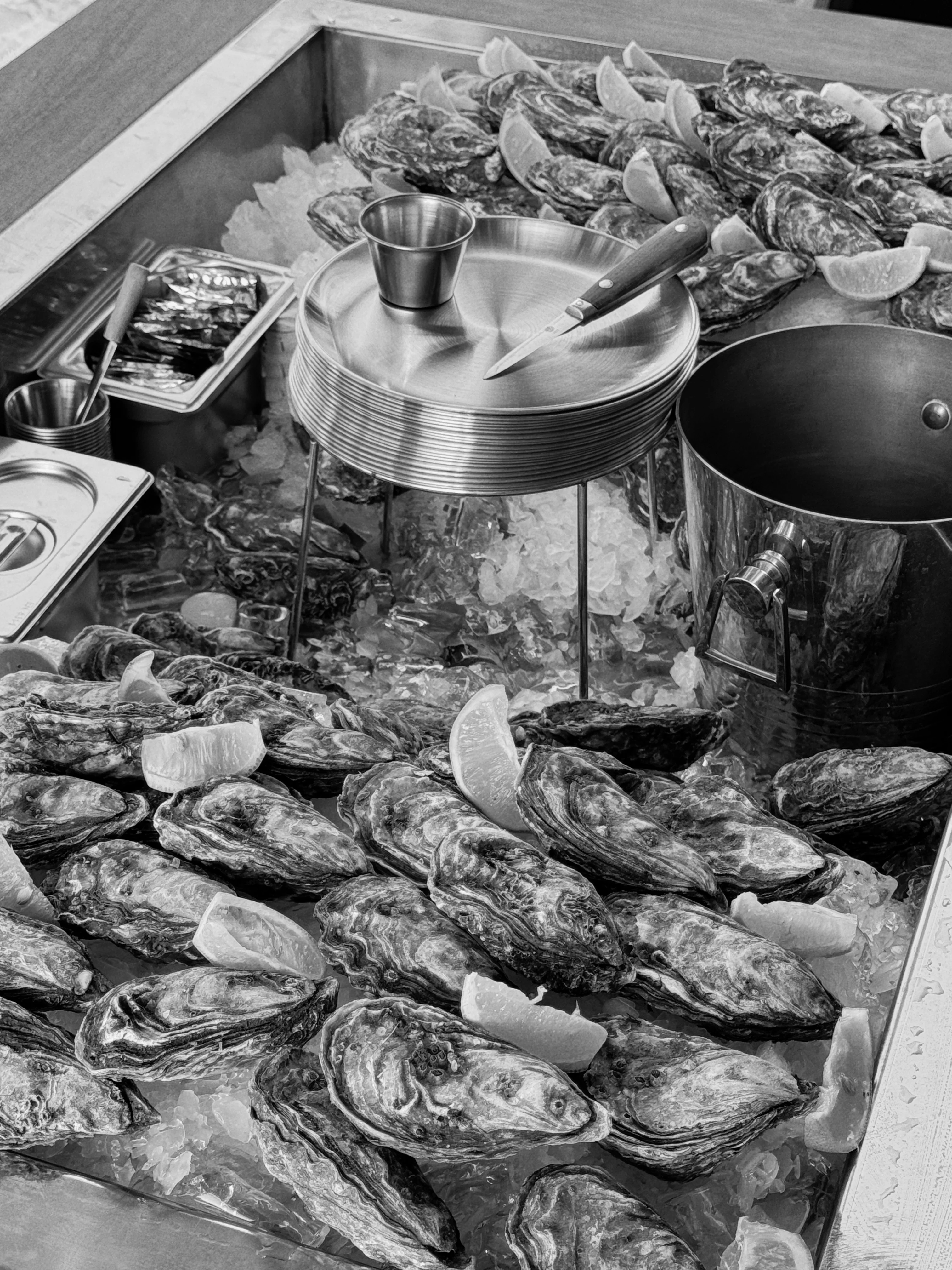 Vue de dessus du comptoir en noir et blanc