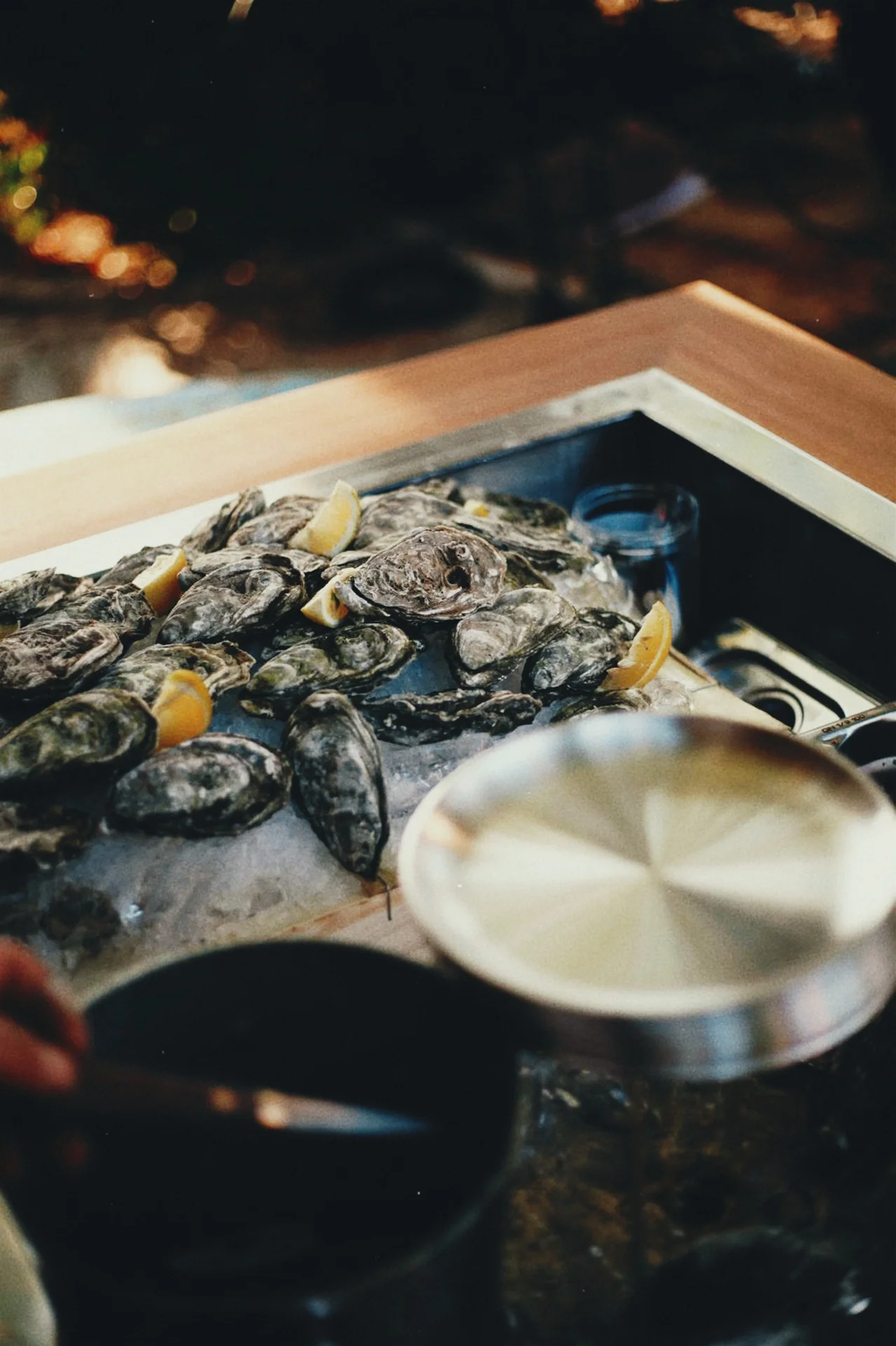 Le comptoir en bois dans une ambiance de soirée