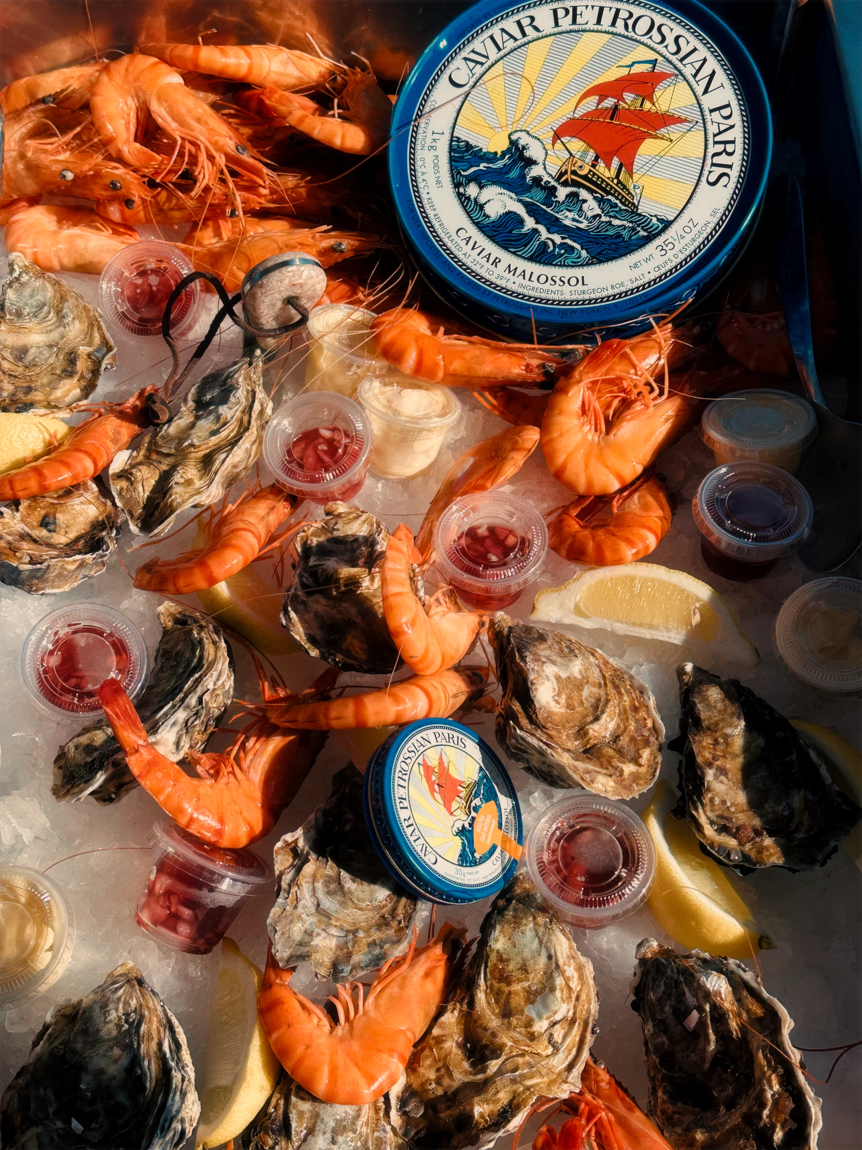 Plateau traiteur premium avec huîtres, crevettes et caviar Petrossian
