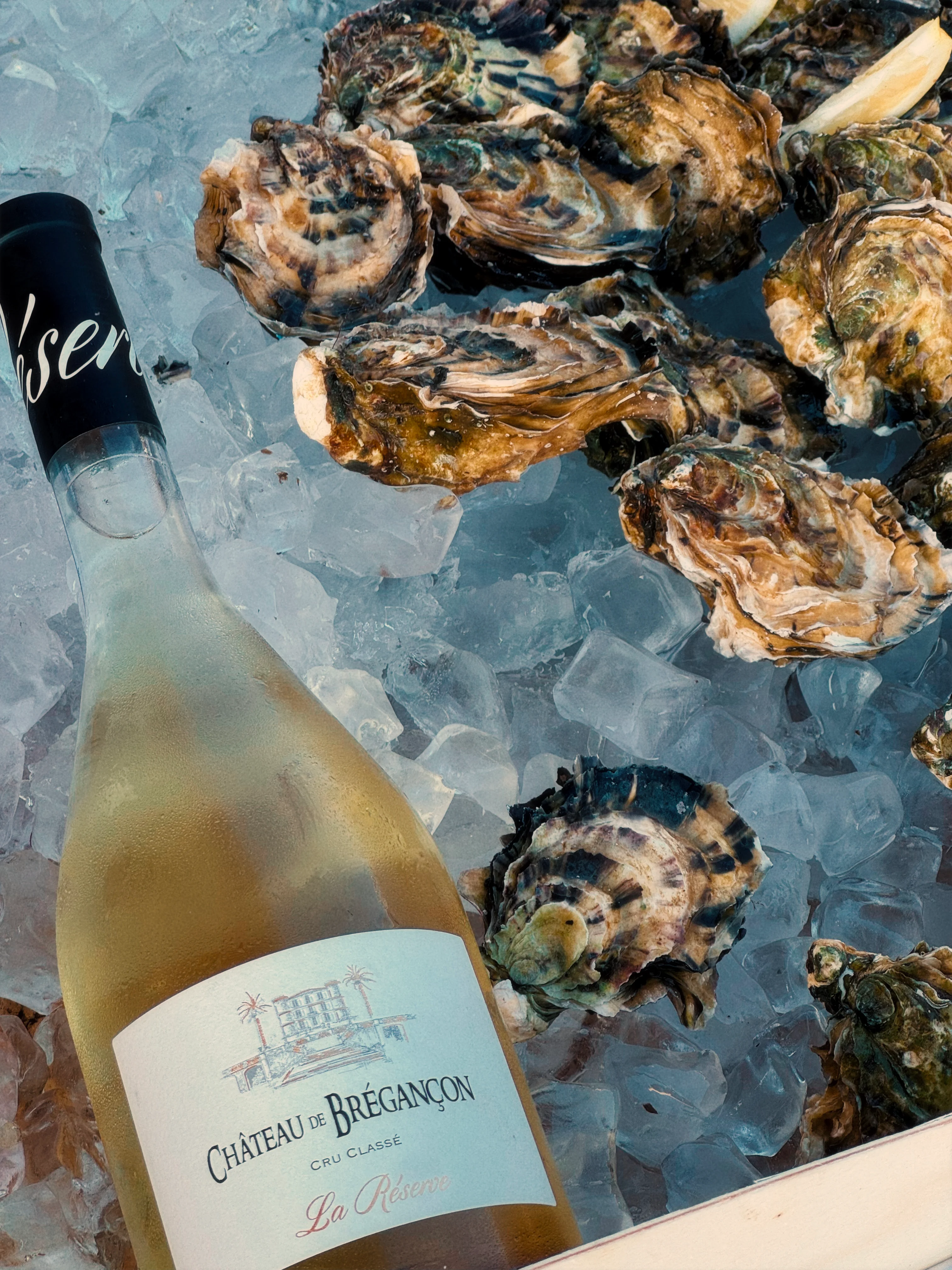 Bouteille de rosé Château de Brégancon et huîtres sur glace